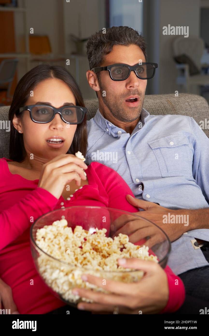 coppia, popcorn, tv notte, 3d, film notte, 3d bicchieri, 3d film, coppie, pop corn, serate tv, notti di film Foto Stock