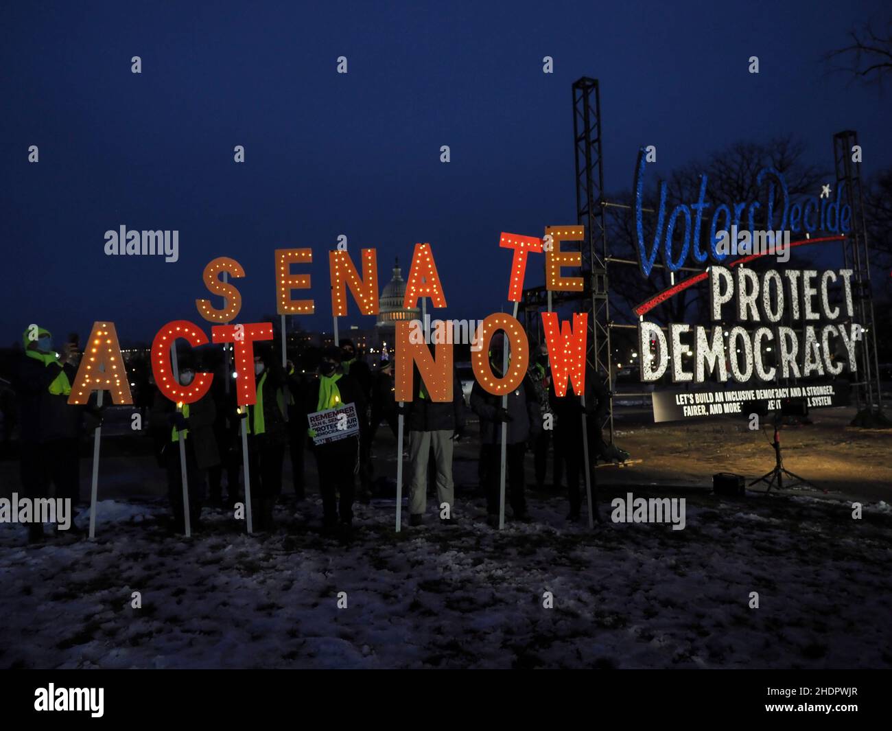 6 gennaio 2022, Washington, Distretto di Columbia, USA: Una veglia a lume di candela per la democrazia ha attirato centinaia al National Mall per ascoltare i membri del Congresso e altri intrappolati all'interno del Campidoglio il 6 gennaio 2021. Gli oratori hanno chiesto al Senato di approvare una legislazione sui diritti di voto in stallo e di adottare ulteriori misure per proteggere la democrazia. (Credit Image: © sue Dorfman/ZUMA Press Wire) Foto Stock