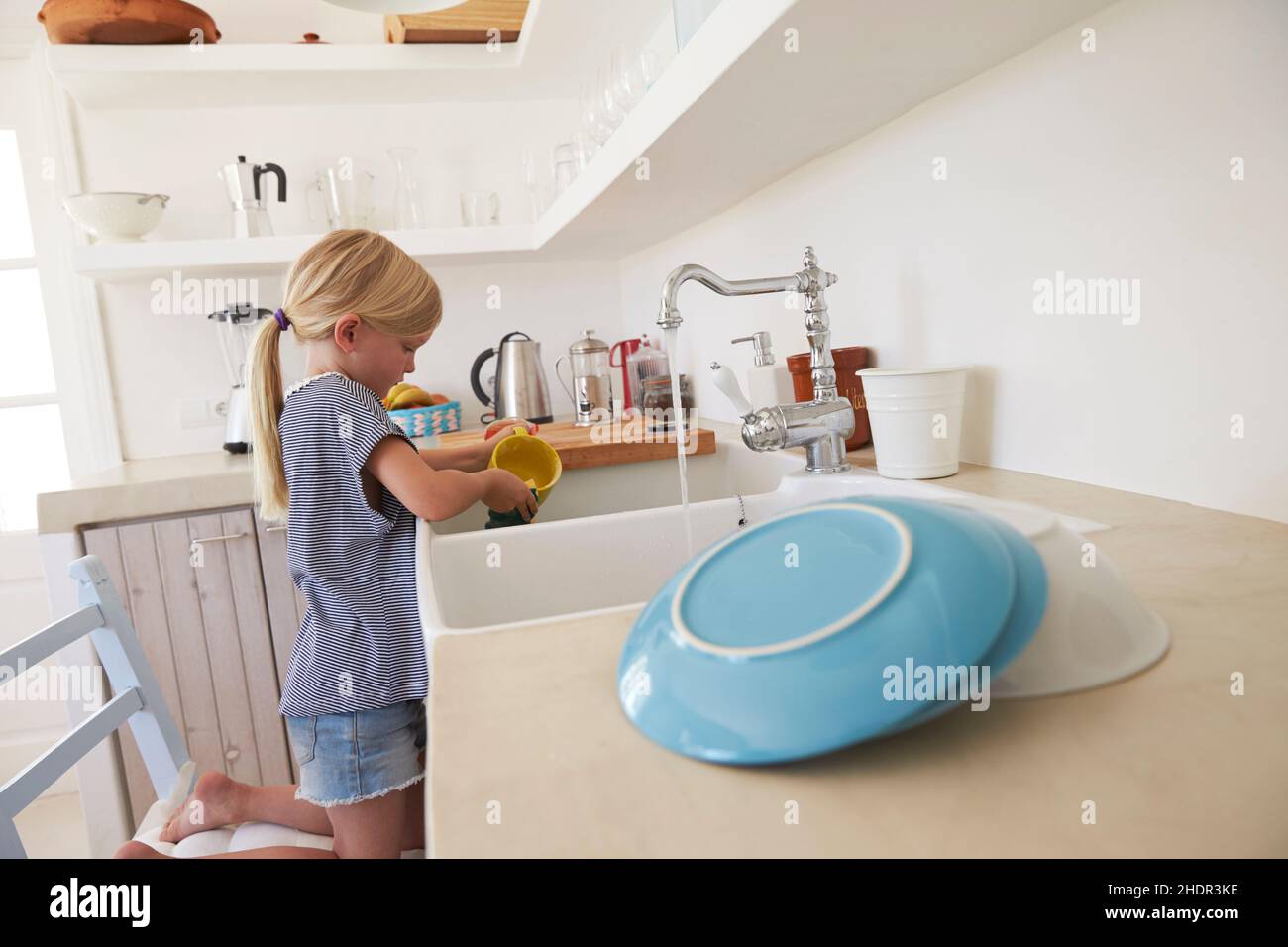 ragazza, lavoro di casa, lavando su, ragazze, casalinghi, lavaggi Foto Stock