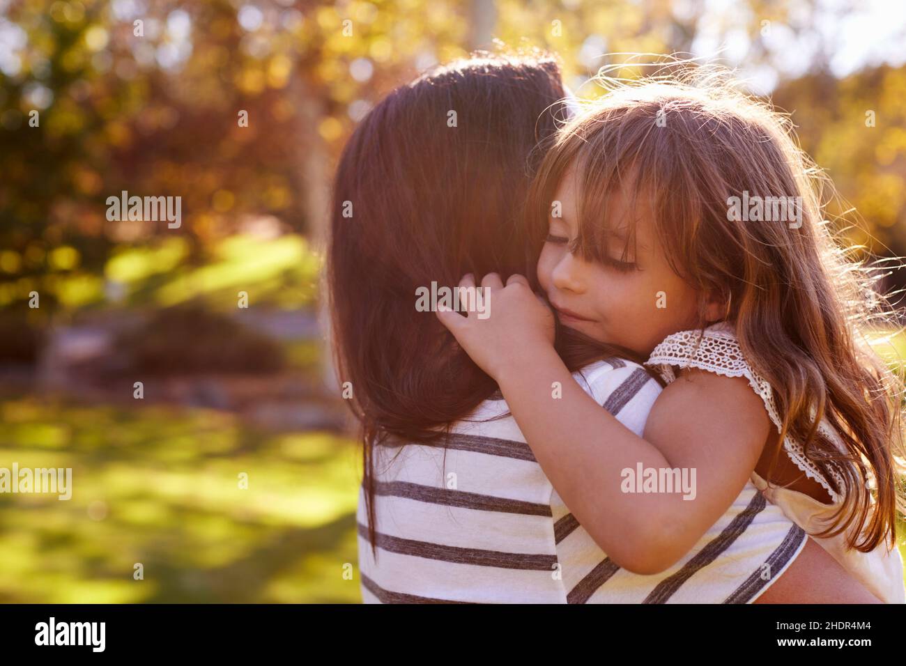 madre, coccola, figlia, coccola, mamma, mamme, mamma, coccole, coccole, abbracciare, abbraccio, abbraccio, figlie, abbraccio Foto Stock