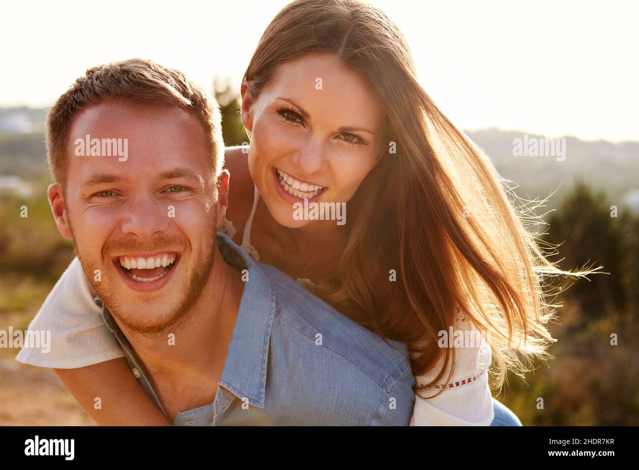 coppia d'amore, omessa, estate, piggyback, coppie d'amore, omittedi, estati, piggyback Foto Stock