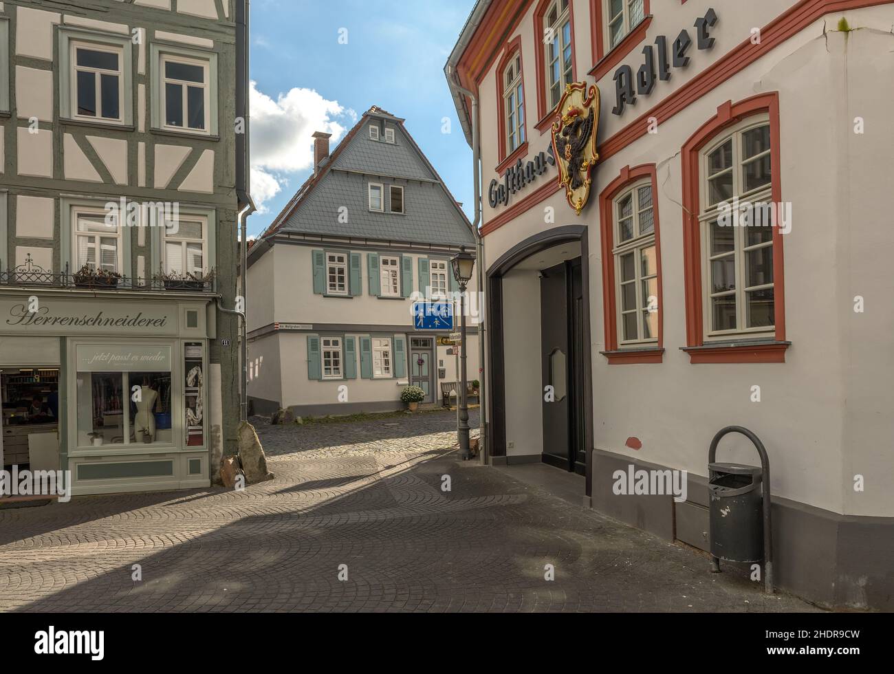Piccola strada con case a graticcio nel centro storico, Kronberg im Taunus, Germania Foto Stock