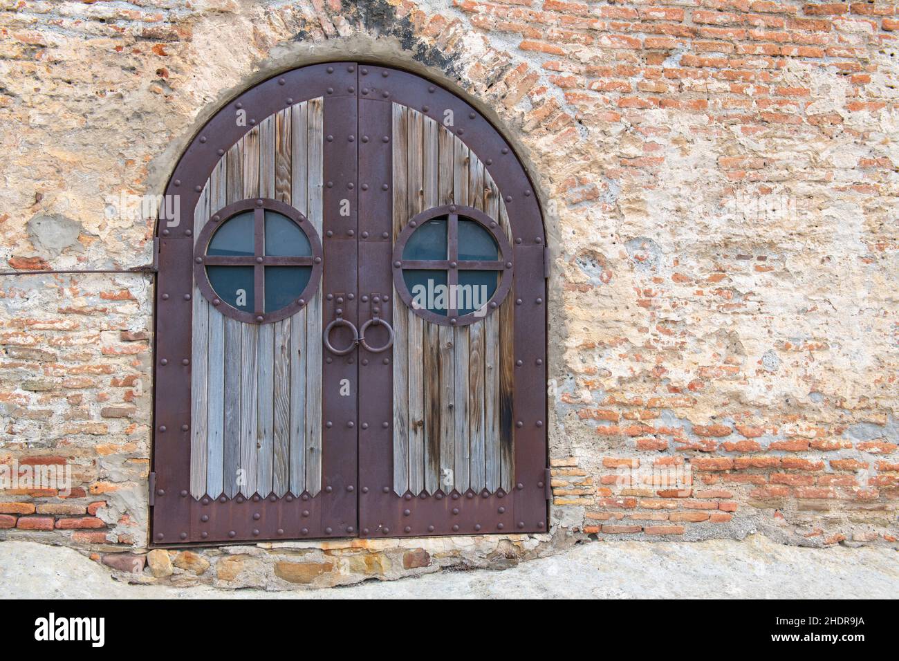 Porta semicircolare alla chiesa di Uplistsikhe in Georgia Foto Stock