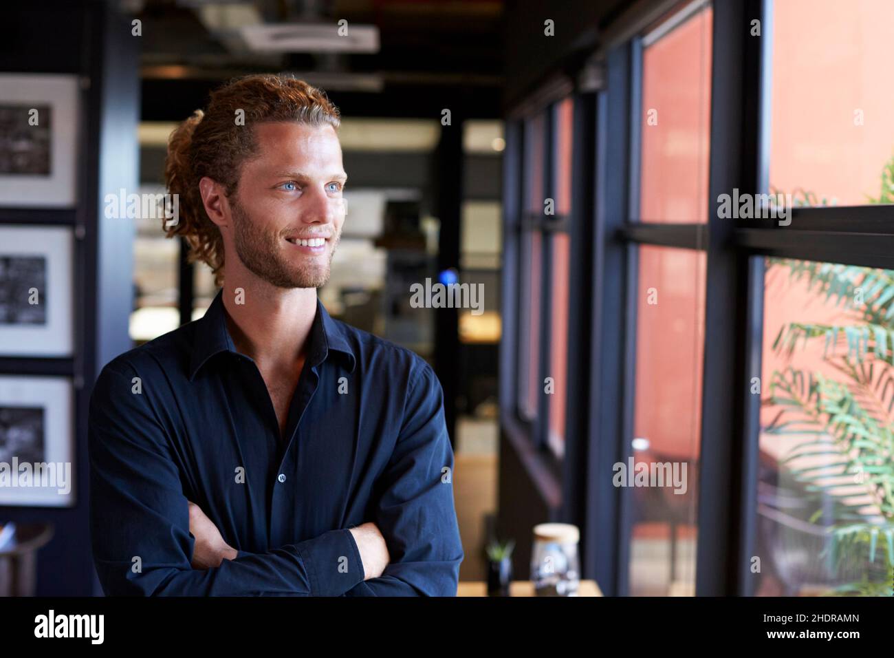 uomo, sorridente, braccia incrociate, ragazzo, uomini, sorriso, braccia incrociate, braccia piegate, braccia incrociate, braccia ripiegate Foto Stock