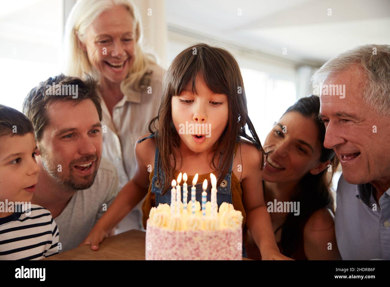 compleanno, figlia, soffia fuori, torta di compleanno, compleanni, figlie, soffi, torte di compleanno Foto Stock