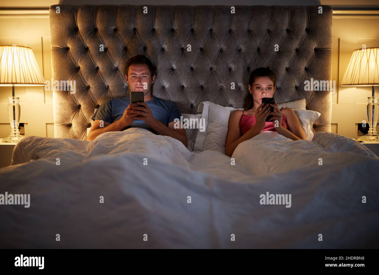 mobile, coppia, sveglio, difficoltà di relazione, consumo di mezzi di comunicazione, cellulari, coppie, sveglie, conflitti, difficoltà, problemi, consumo dei supporti Foto Stock