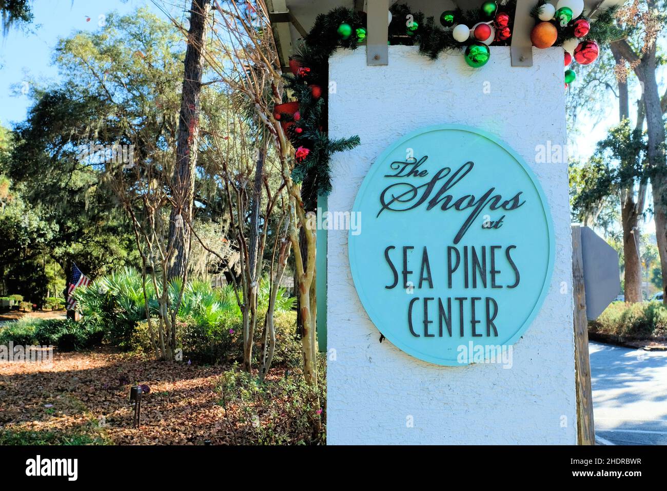 Cartello all'ingresso del parcheggio al Shops at Sea Pines Centre, un centro commerciale con ristoranti, negozi e boutique; Hilton Head, South Carolina Foto Stock