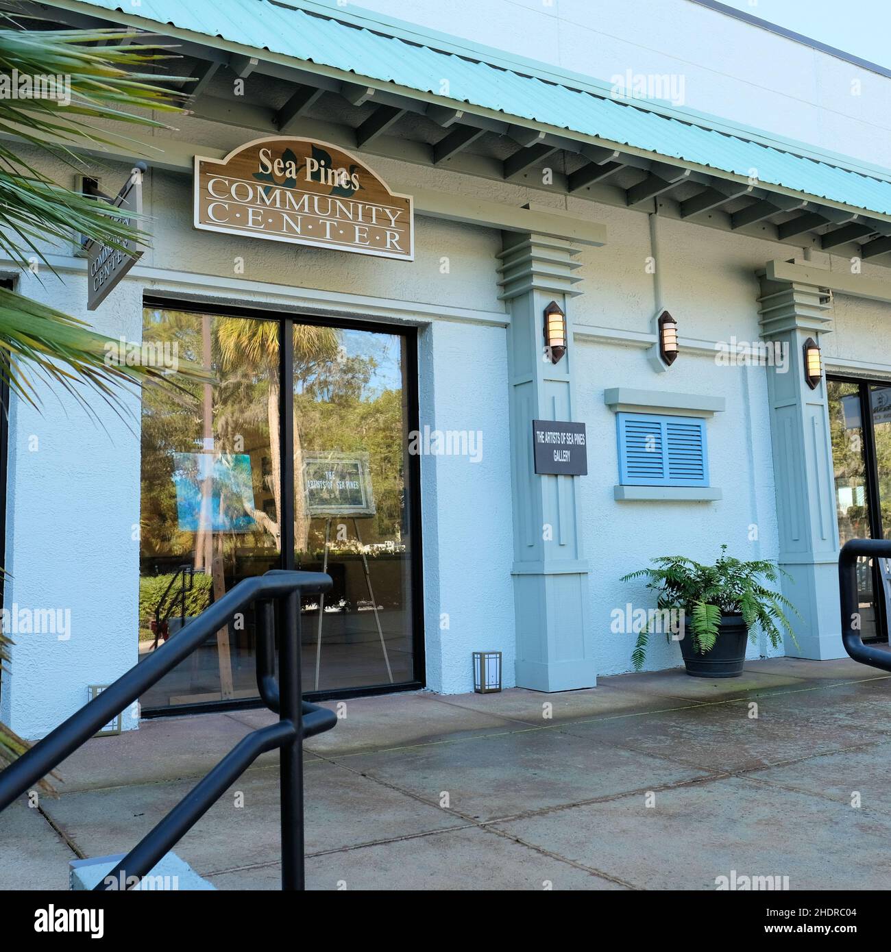 Artists of Sea Pines Gallery presso l'edificio del Community Center presso il Shops of Sea Pines Center di Hilton Head, South Carolina; luogo d'arte locale. Foto Stock