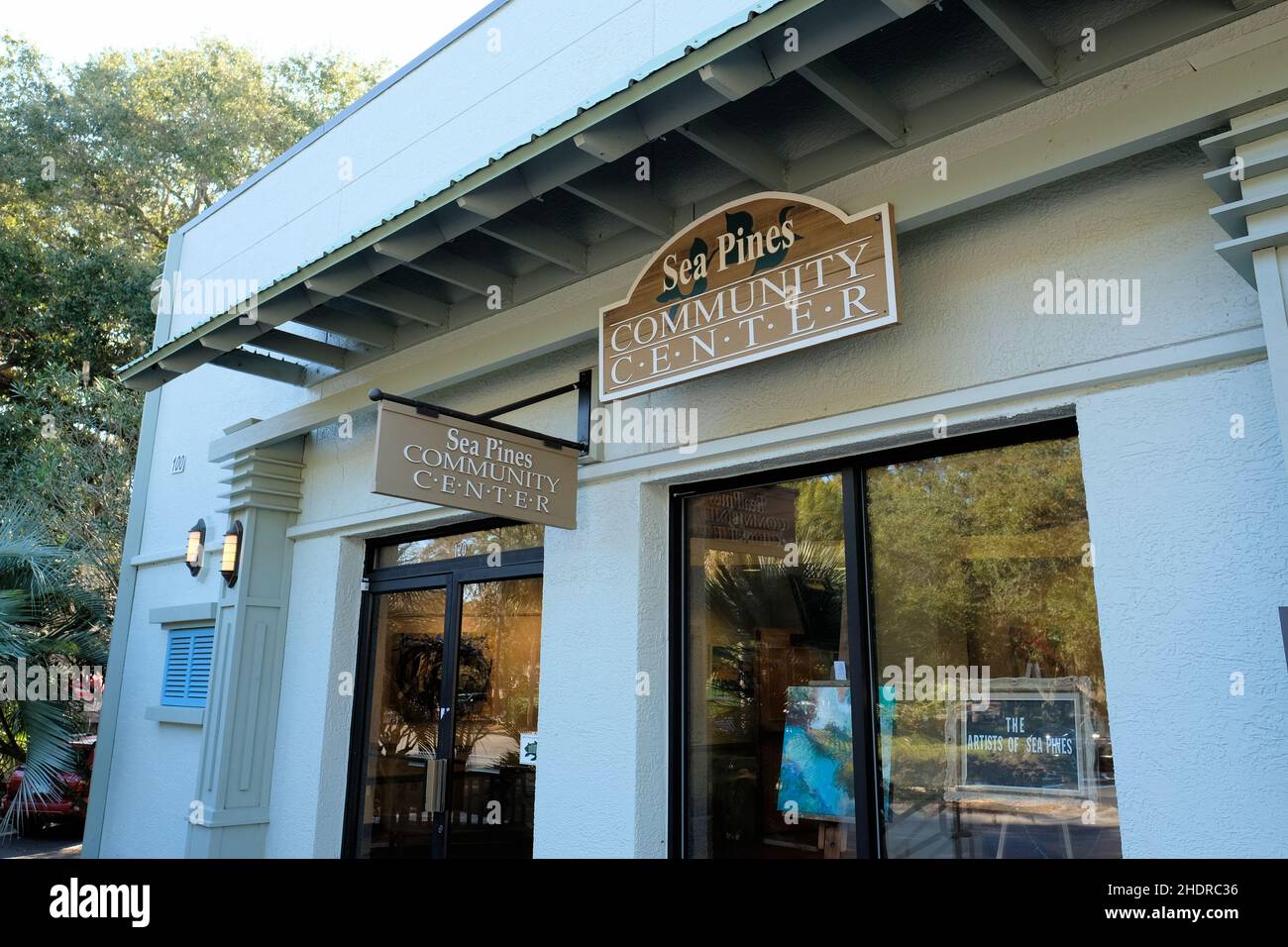 Artists of Sea Pines Gallery presso l'edificio del Community Center presso il Shops of Sea Pines Center di Hilton Head, South Carolina; luogo d'arte locale. Foto Stock