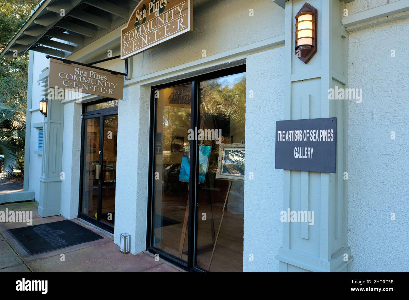 Artists of Sea Pines Gallery presso l'edificio del Community Center presso il Shops of Sea Pines Center di Hilton Head, South Carolina; luogo d'arte locale. Foto Stock