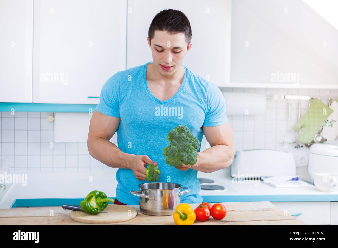 giovane uomo, dieta sana, cucinare, ragazzo, uomo, uomini, giovane, sano, cibo sano, basso grasso, per cucinare Foto Stock