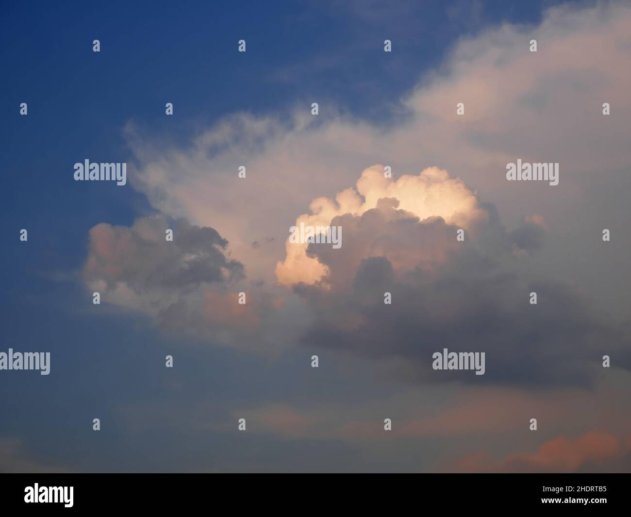 sera, nuvole di cumulo Foto Stock