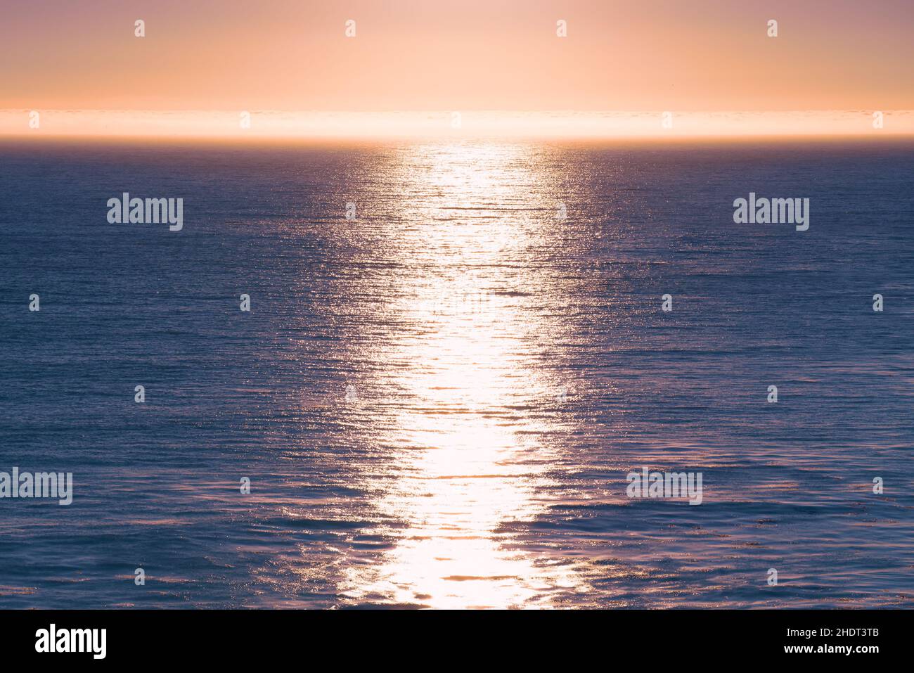 Tramonto rosa sul mare, sfondo marino astratto, spazio copia Foto Stock