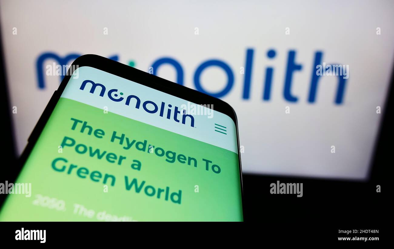 Telefono cellulare con sito web della società americana di idrogeno Monolith Inc. Sullo schermo di fronte al logo aziendale. Mettere a fuoco sulla parte superiore sinistra del display del telefono. Foto Stock