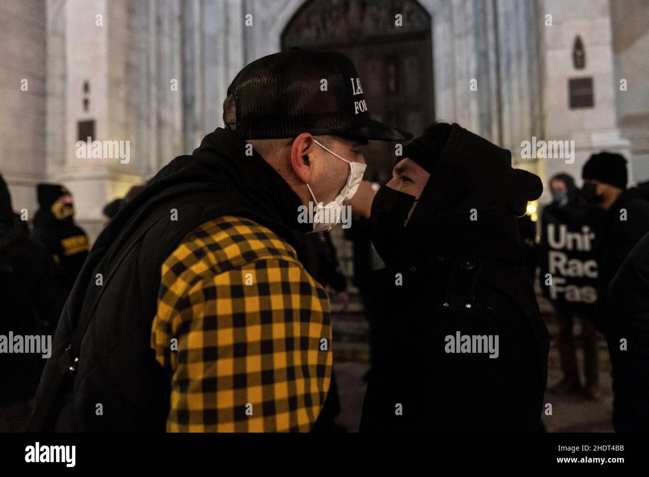 New York, NY - 6 gennaio 2022: Un piccolo gruppo di sostenitori di Trump si riuniscono di fronte alla Cattedrale di San Patrizio per la veglia in occasione dell'anniversario dell'insurrezione, sono stati confrontati da un piccolo gruppo di membri Uniti contro il razzismo e il fascismo-NYC Foto Stock