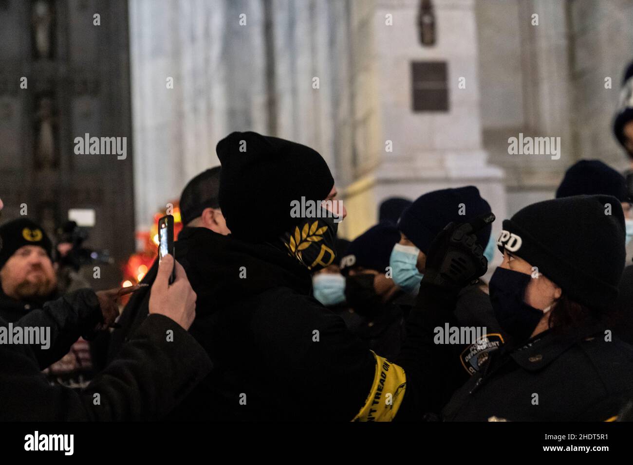 New York, NY - 6 gennaio 2022: Un piccolo gruppo di sostenitori di Trump si riuniscono di fronte alla Cattedrale di San Patrizio per la veglia in occasione dell'anniversario dell'insurrezione, sono stati confrontati da un piccolo gruppo di membri Uniti contro il razzismo e il fascismo-NYC Foto Stock