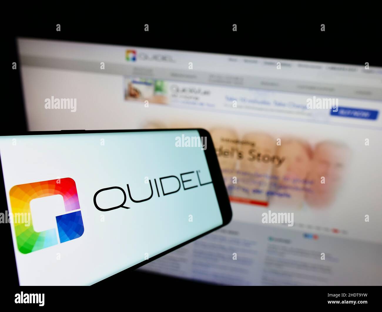Smartphone con logo della società di diagnostica statunitense Quidel Corporation sullo schermo di fronte al sito Web aziendale. Messa a fuoco al centro-sinistra del display del telefono. Foto Stock