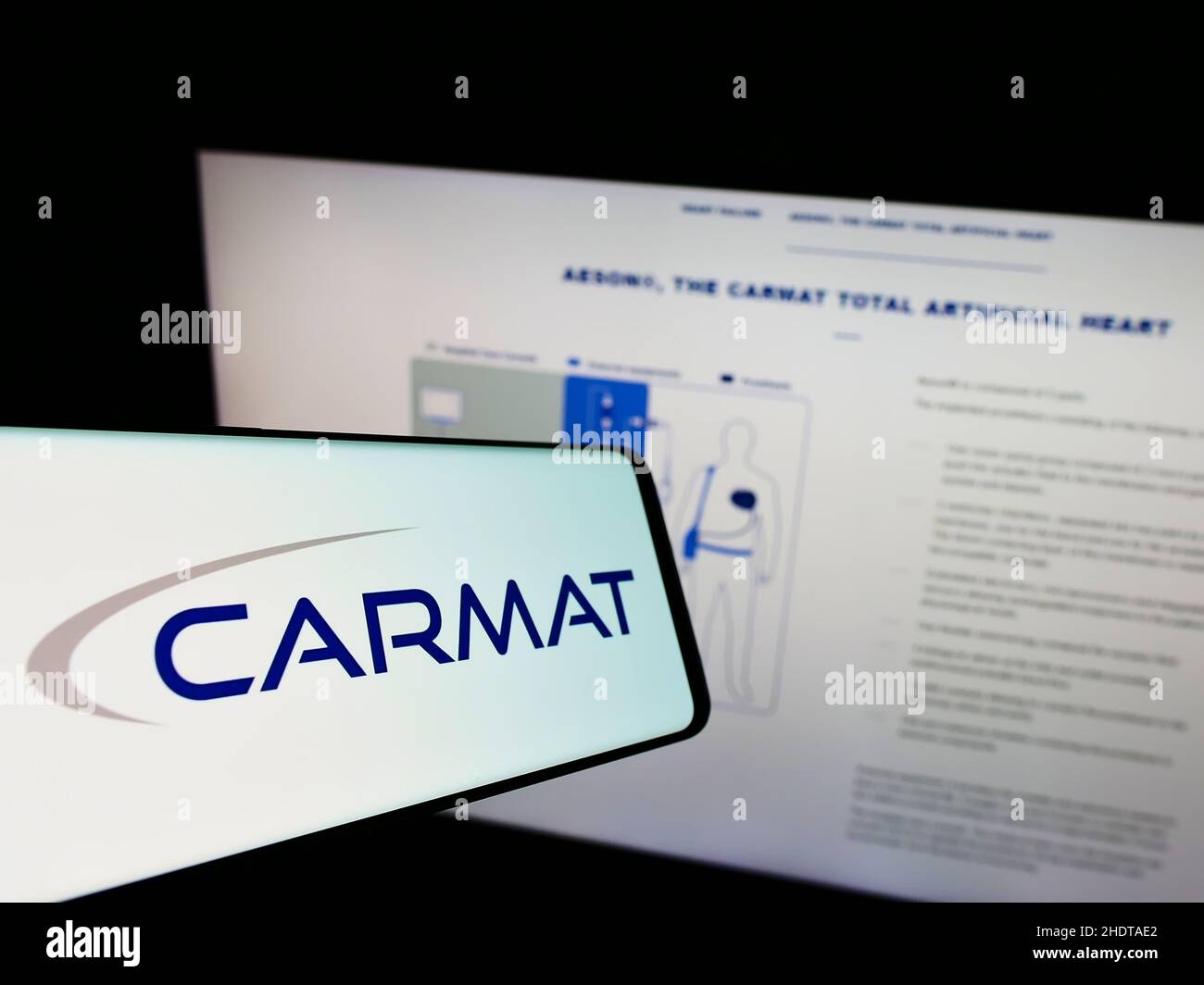 Smartphone con logo della società francese di tecnologia medica Carmat SA sullo schermo di fronte al sito web aziendale. Concentrarsi sul centro del display del telefono. Foto Stock