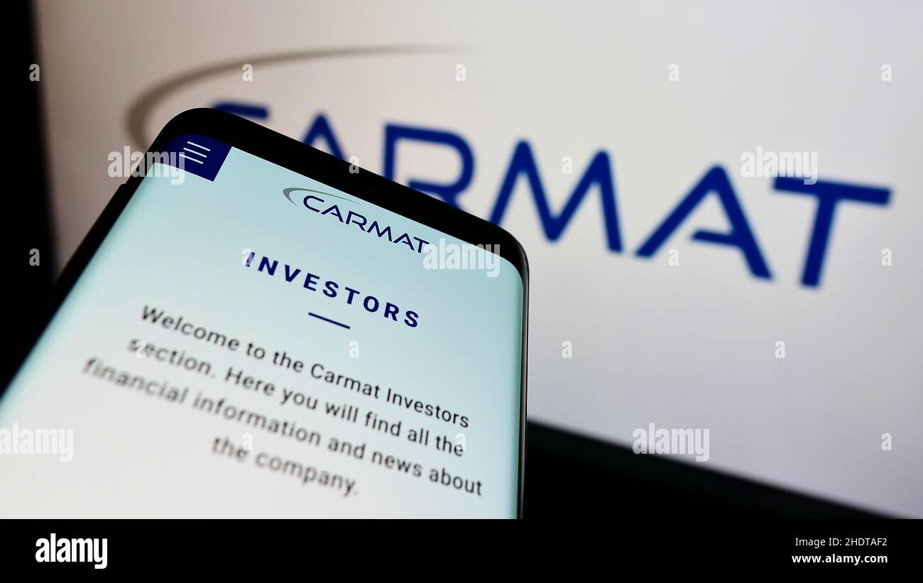 Telefono cellulare con pagina web della società francese di tecnologia medica Carmat SA sullo schermo di fronte al logo aziendale. Mettere a fuoco sulla parte superiore sinistra del display del telefono. Foto Stock