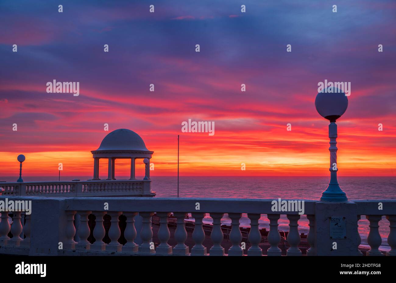 Cielo rosso brillante all'alba sopra Bexhill Colonnade est Sussex costa sud est Inghilterra UK Foto Stock
