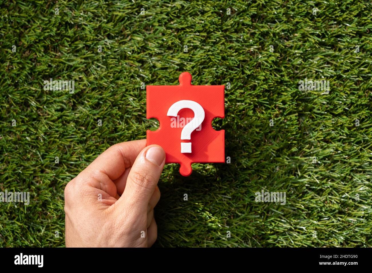 Persona mano che tiene Puzzle con domanda segno del punto Foto Stock