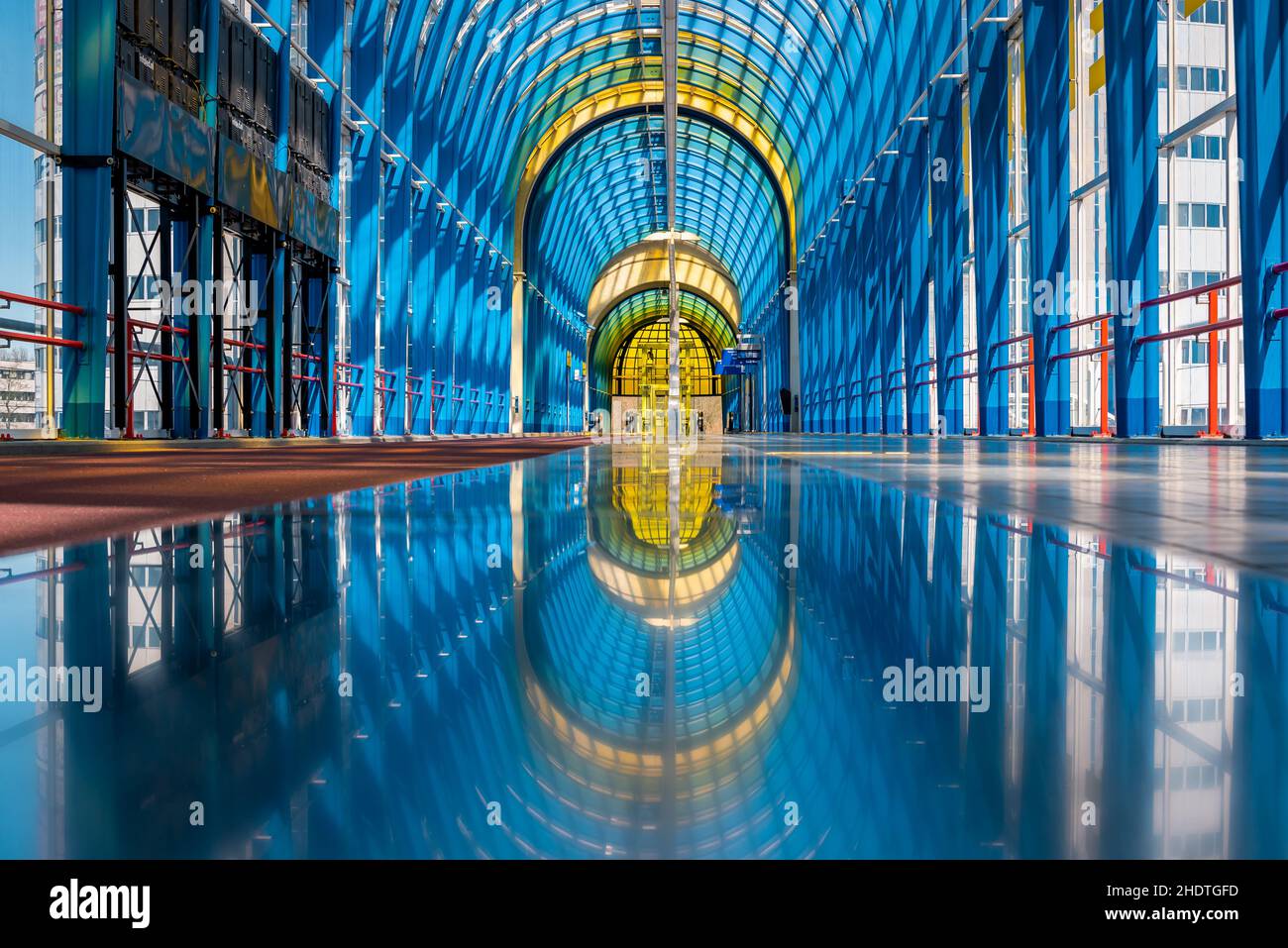 Futuristico e tunnel blu e giallo, all'interno del ponte Nelson Mandela sull'autostrada A12 a Zoetermeer, nei paesi bassi Foto Stock