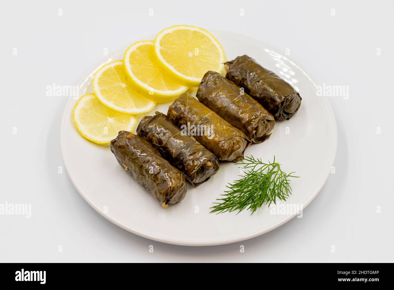 Foglie d'uva farcite con olio d'oliva su sfondo bianco. Prelibatezze della cucina tradizionale turca. Delicious dolma (yaprak sarma). Vista orizzontale. Cl Foto Stock