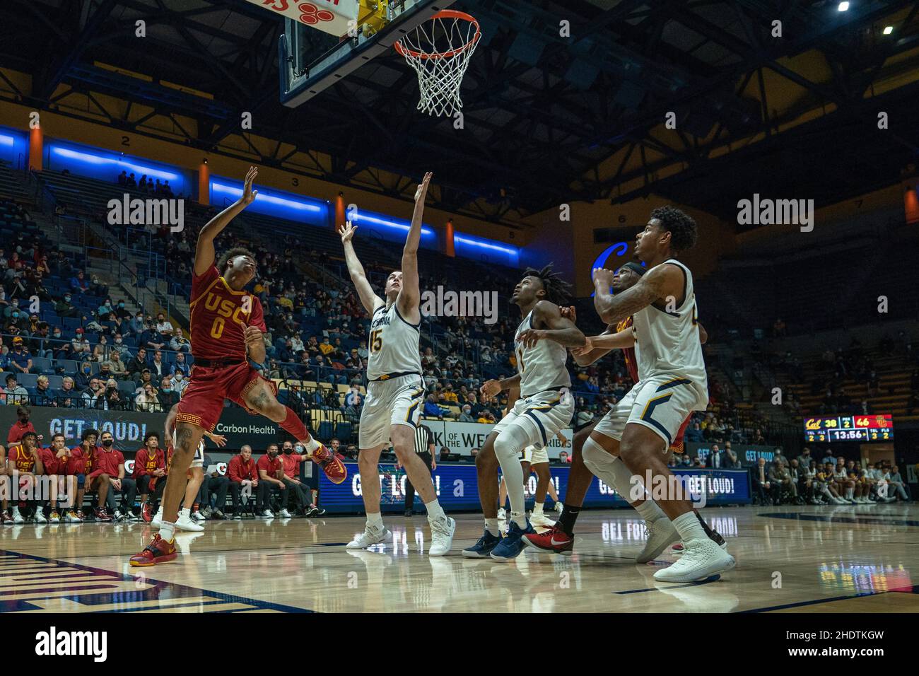 La guardia della USC Boogie Ellis (0) spara il basket durante la seconda metà contro la California Forward Grant Anticevich (15) a Berkeley, California, Thur Foto Stock