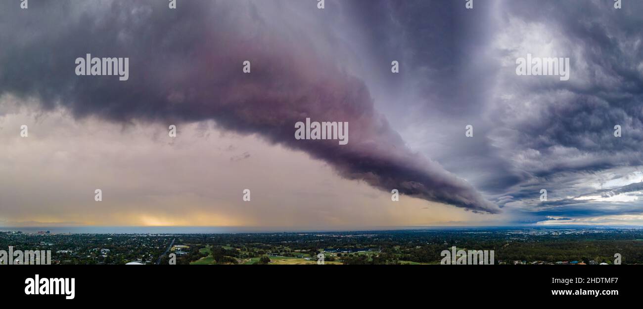 Frankston, Victoria, Australia, 07 gennaio 2022: Panoramica della minacciosa tempesta apocalittica fronte Arcus Shelf Cloud Rolling Past Foto Stock