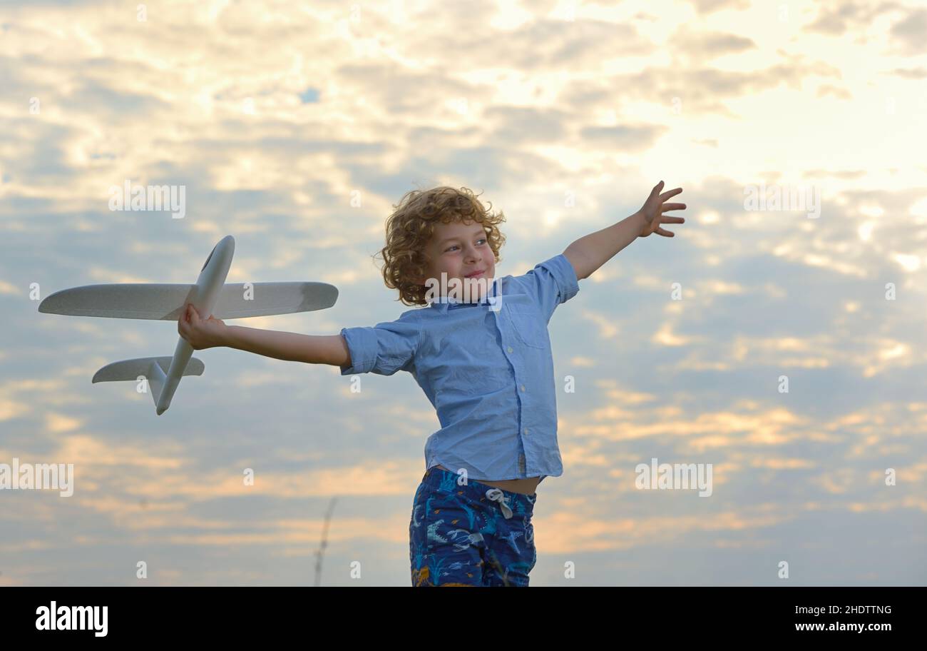 ragazzo, volare, aeroplano modello, libertà, felicità, ragazzi, volare, volare, modellare aeroplani, libertà Foto Stock