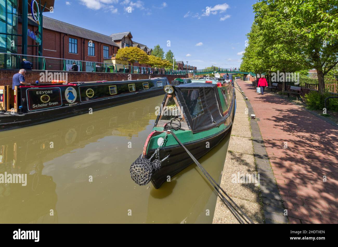 Barche a remi ormeggiate sul canale di Oxford adiacente al centro commerciale Castle Quay, Banbury, Oxfordshire, Regno Unito Foto Stock