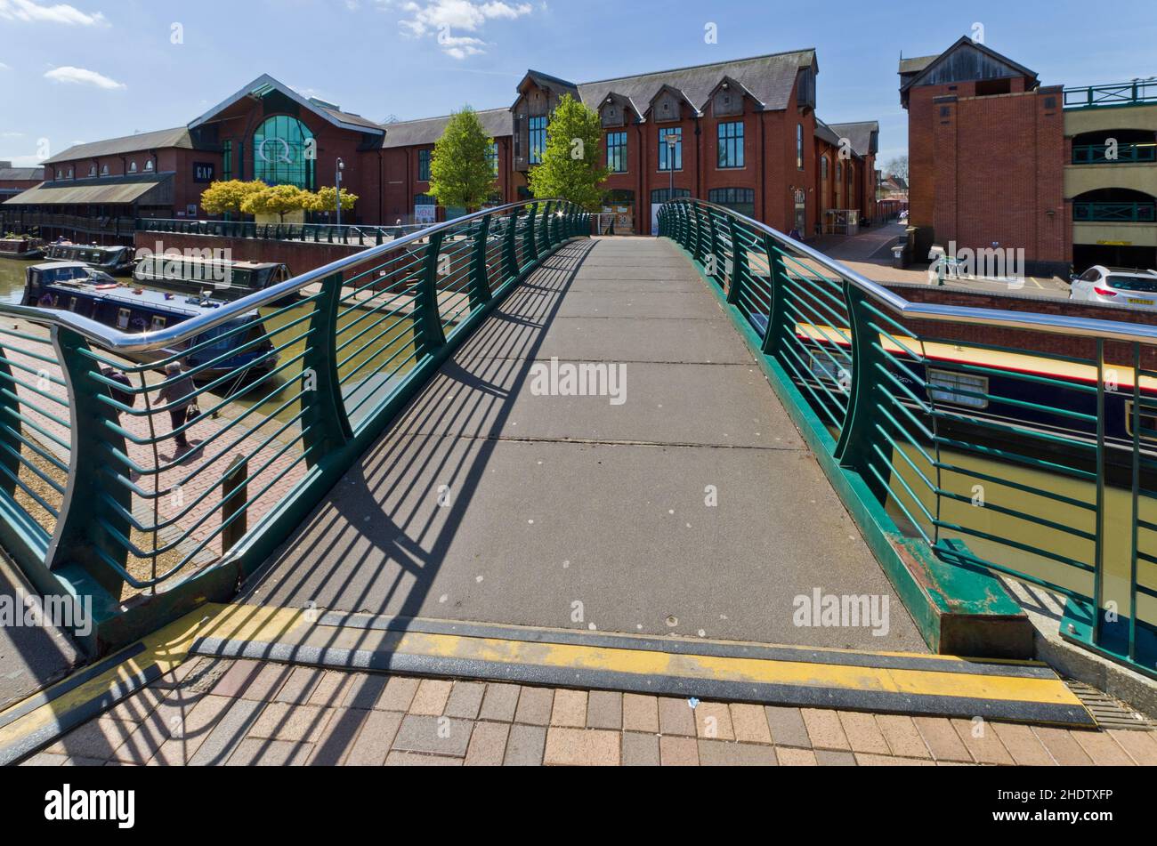 Ampio angolo di una passerella pedonale che attraversa l'Oxford Canal, il centro di Banbury, Oxfordshire, Regno Unito Foto Stock