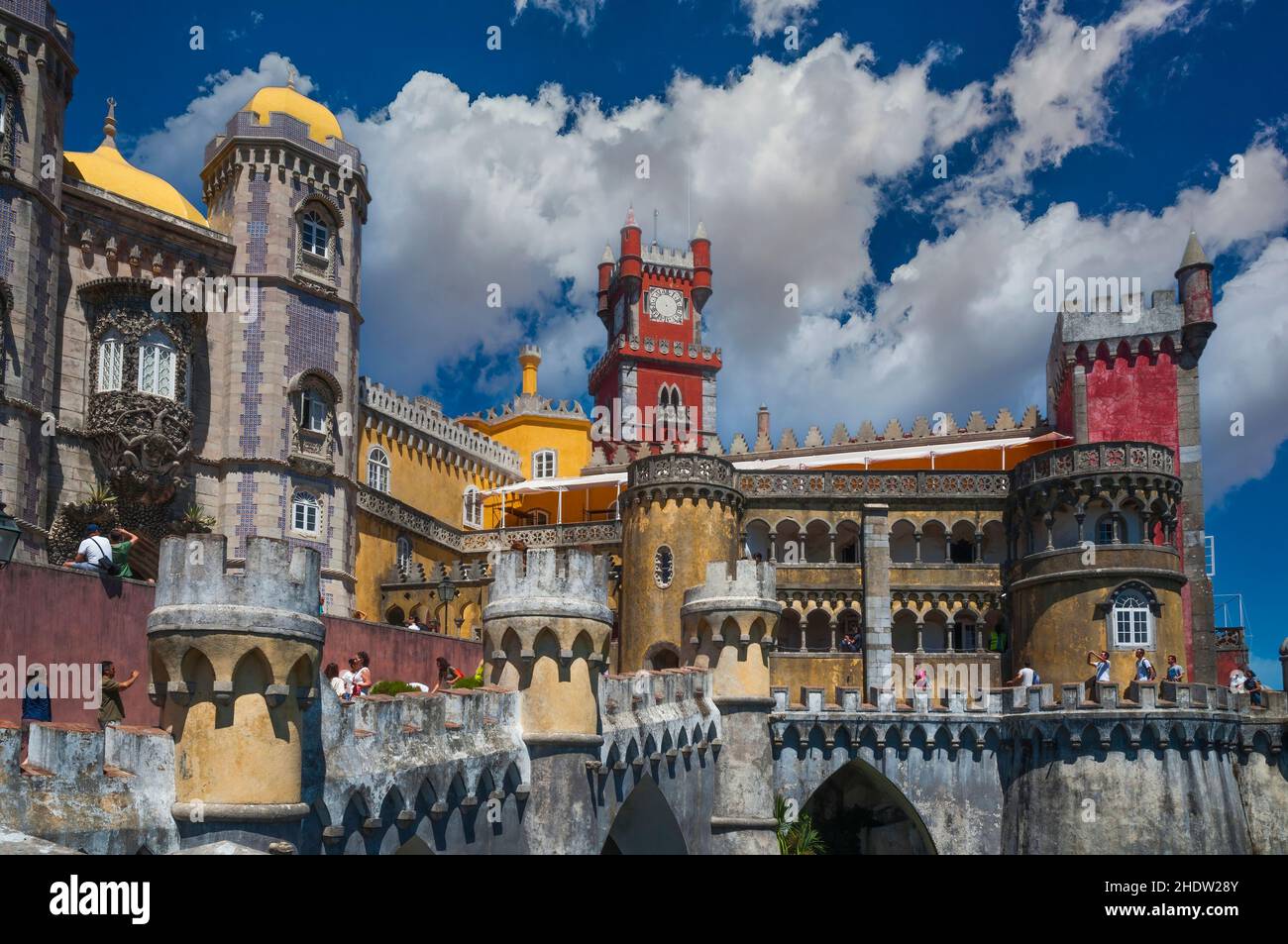 Di fronte al Palazzo da pena, nella cittadina collinare portoghese di Sintra, con cielo blu e nuvole bianche. Foto Stock