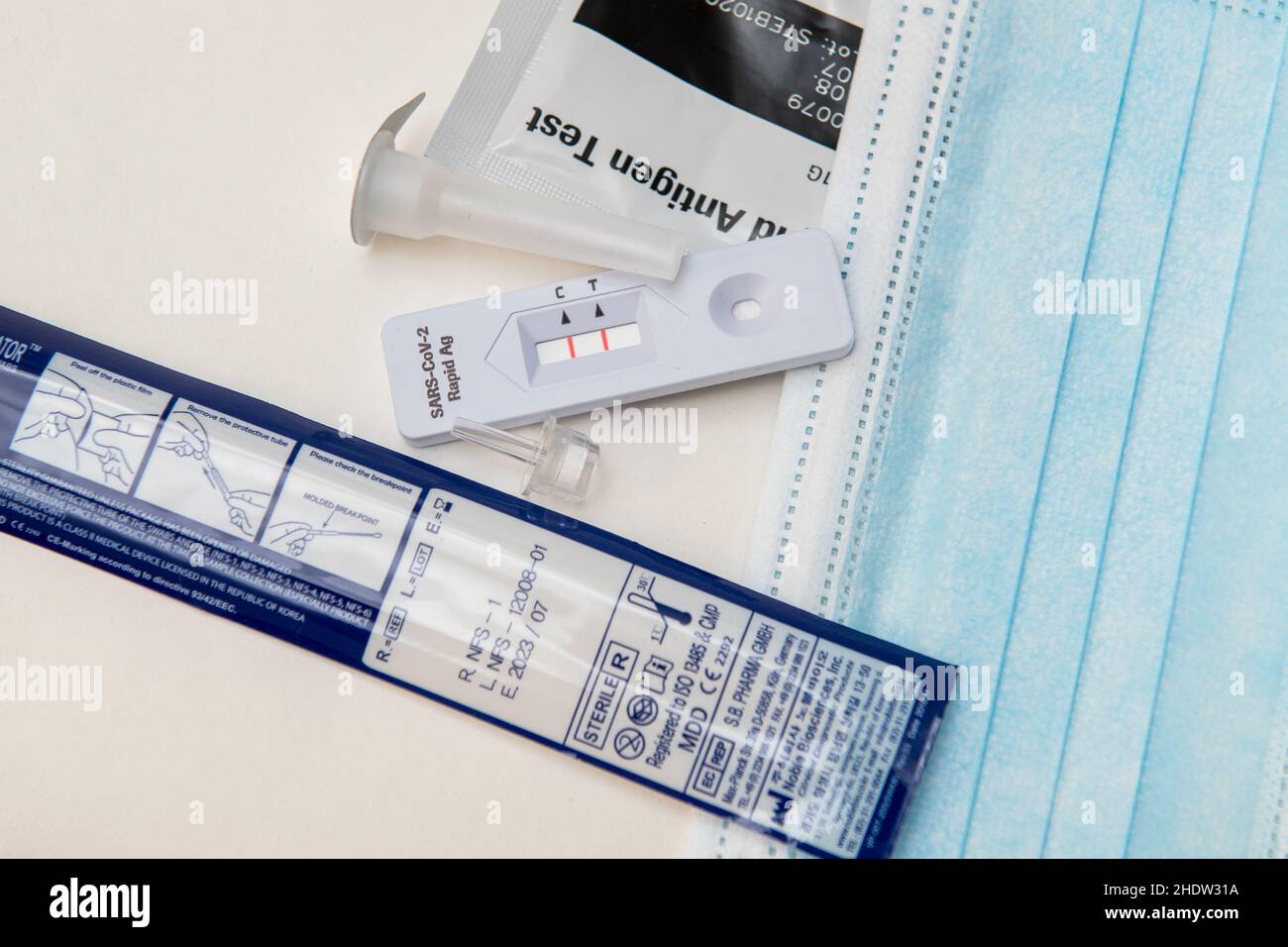 Kit Corona Antigen Rapid Test e maschere su sfondo bianco Foto Stock