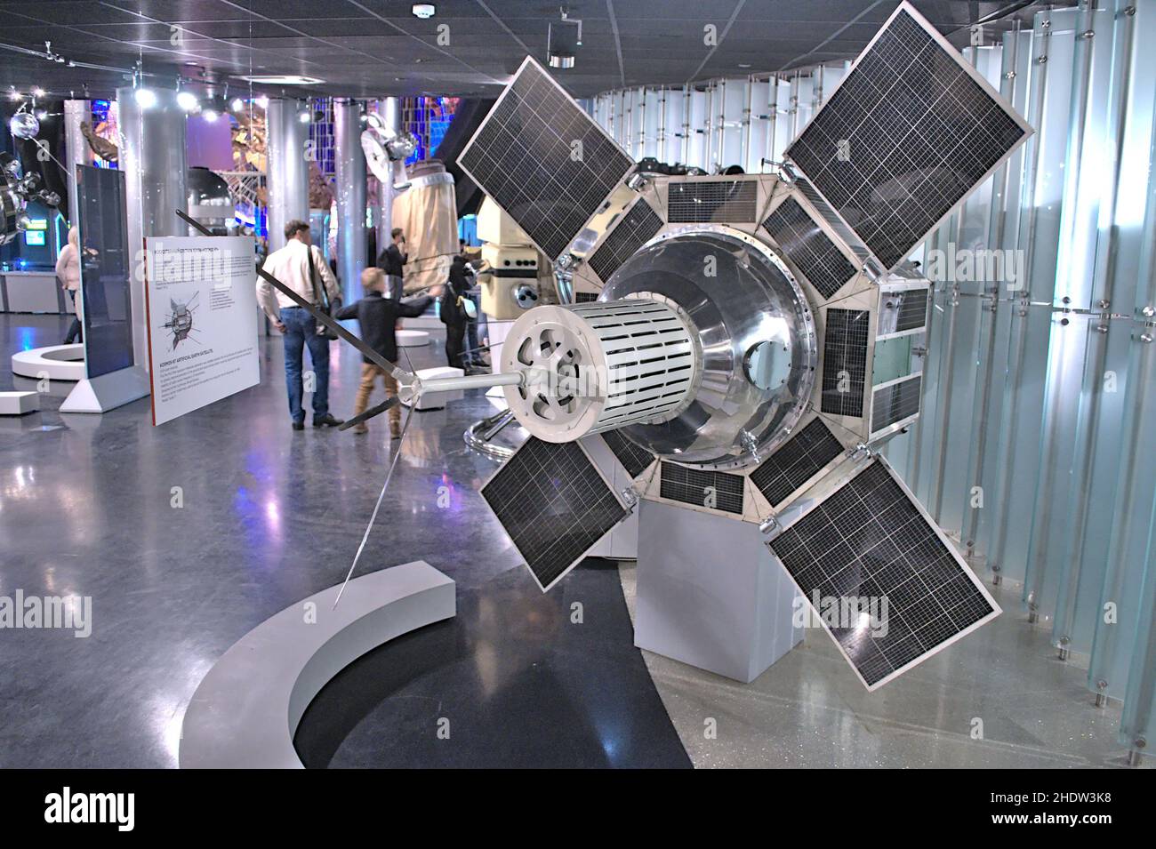 Museo di Cosmonautica - modello della navicella spaziale Kosmos 97 - satellite sovietico che è stato lanciato nel 1965, utilizzato per condurre test che coinvolgono l'orologio atomico Foto Stock