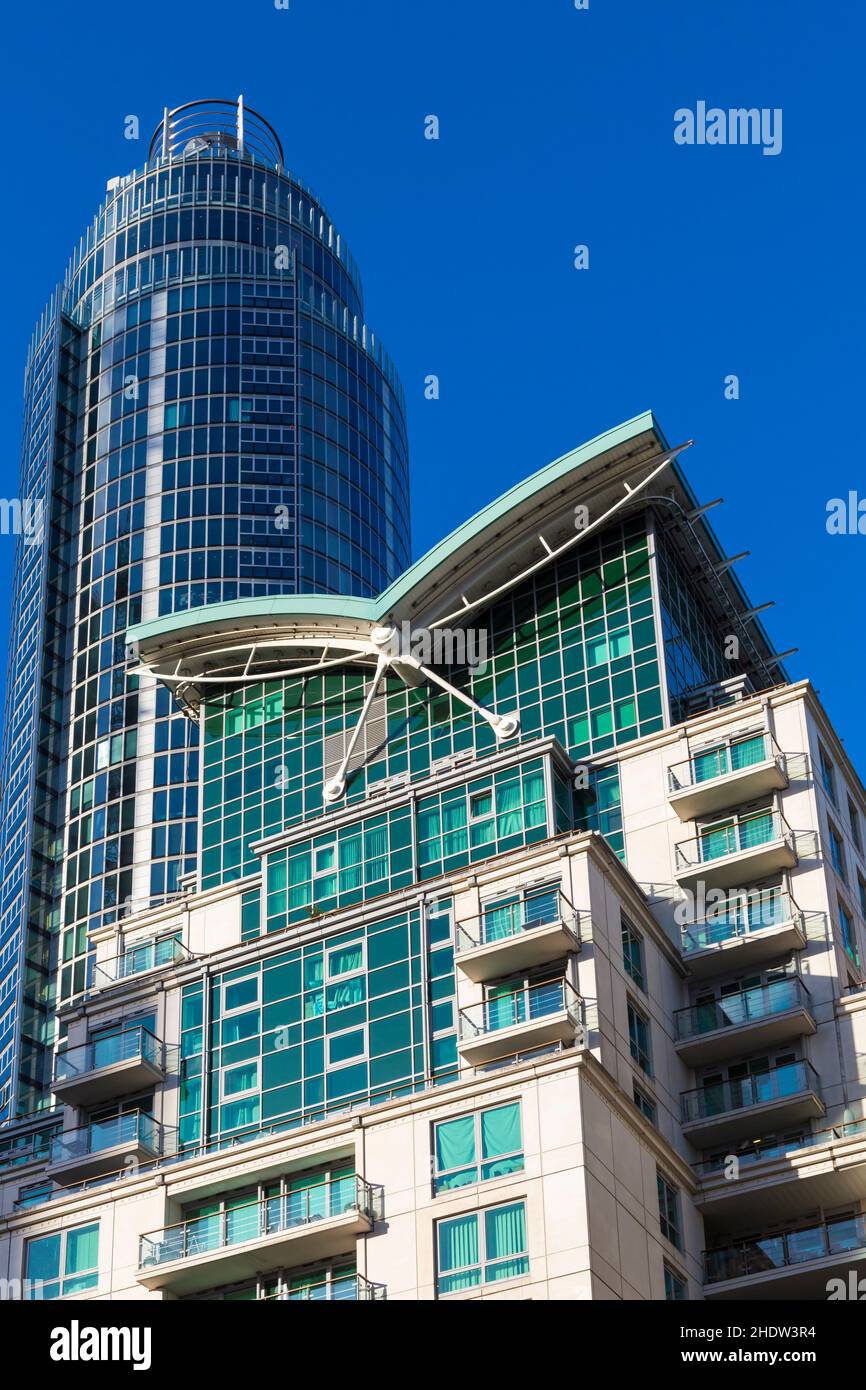 Gli edifici Tower e St Georges Wharf a Vauxhall, Londra Regno Unito nel mese di dicembre Foto Stock