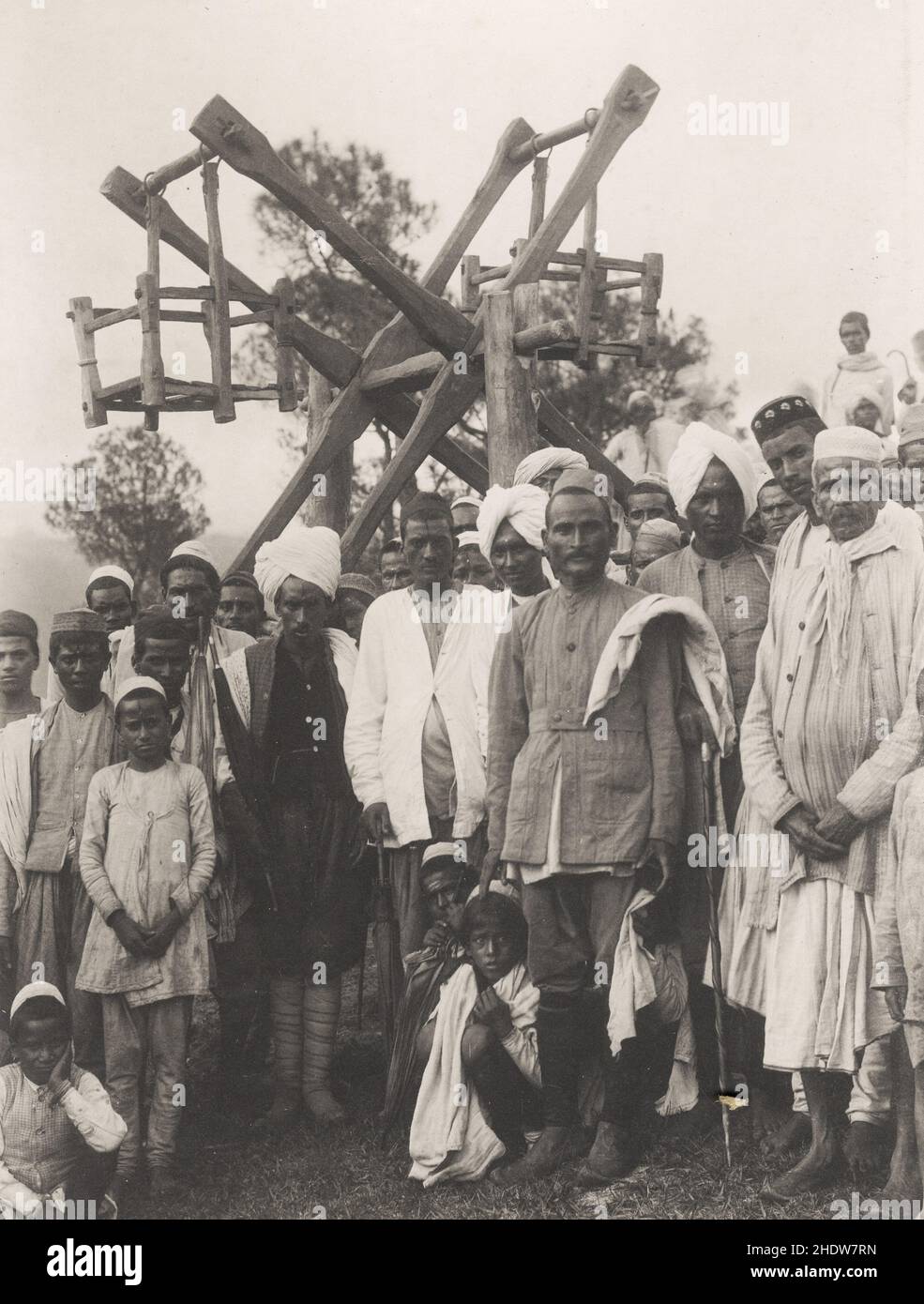 Fotografia d'epoca del 19th secolo: Giro e gruppo del fairground, fiera ai piedi delle colline di Hamalaya, India. Foto Stock