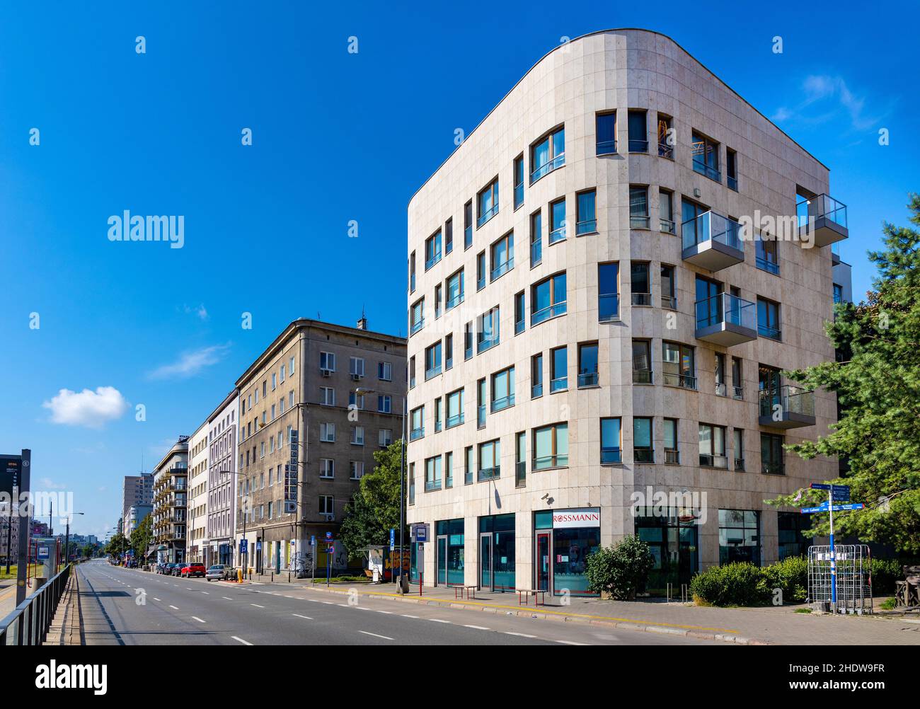 Varsavia, Polonia - 11 luglio 2021: Panorama di via Pulawska con un mix di architettura residenziale storica, comunista e modernista a Mokotow Foto Stock