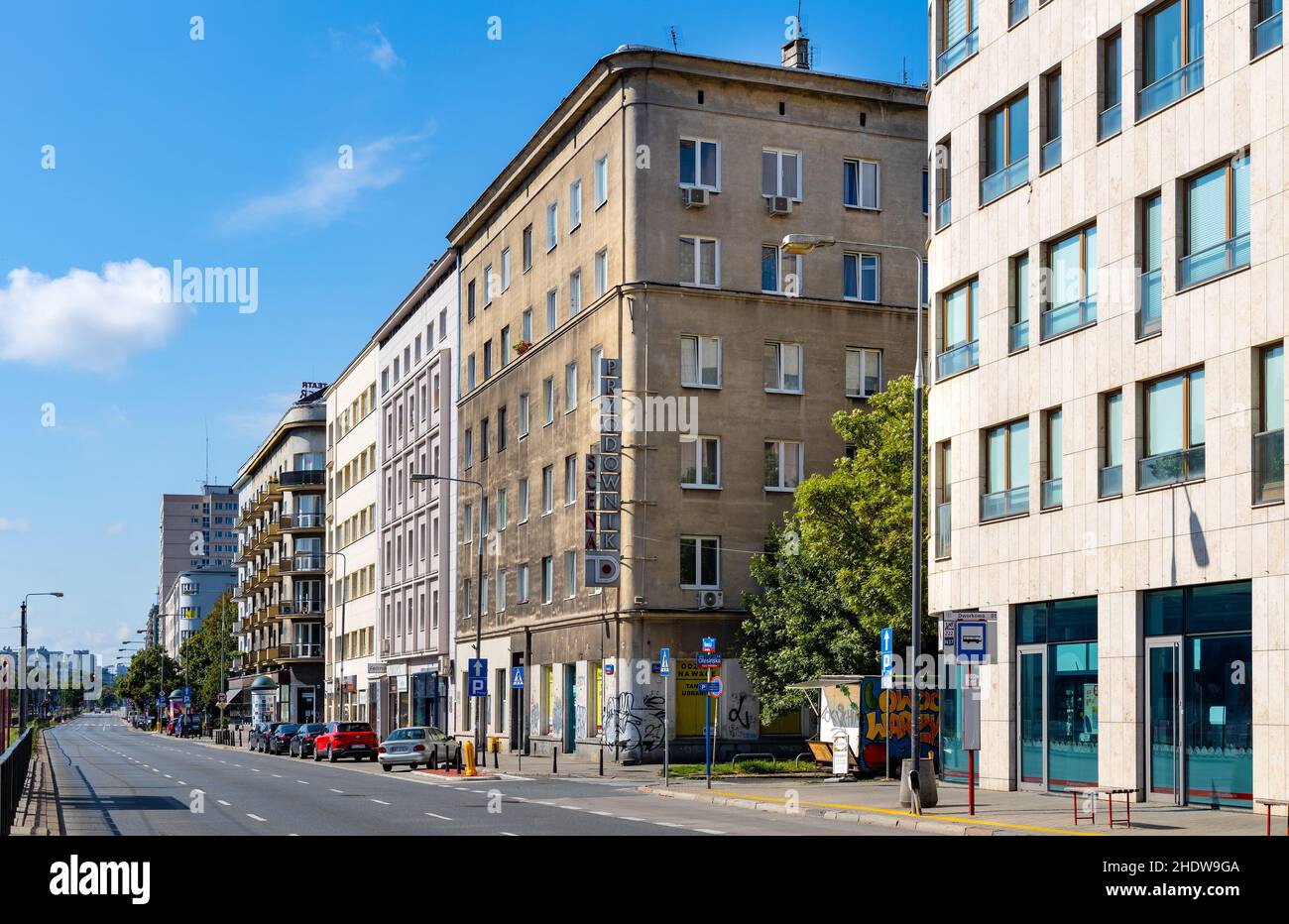 Varsavia, Polonia - 11 luglio 2021: Panorama di via Pulawska con un mix di architettura residenziale storica, comunista e modernista a Mokotow Foto Stock
