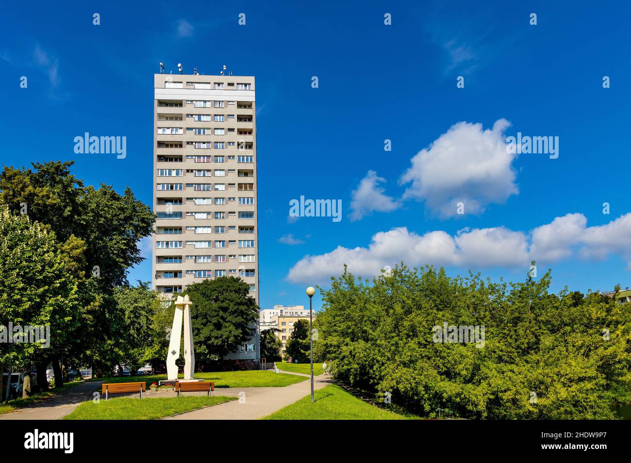 Varsavia, Polonia - 11 luglio 2021: Grande progetto torre residenziale in via Dworkowa 2 sopra il parco di stagno di Morskie Oko nel distretto di Mokotow di Varsavia Foto Stock