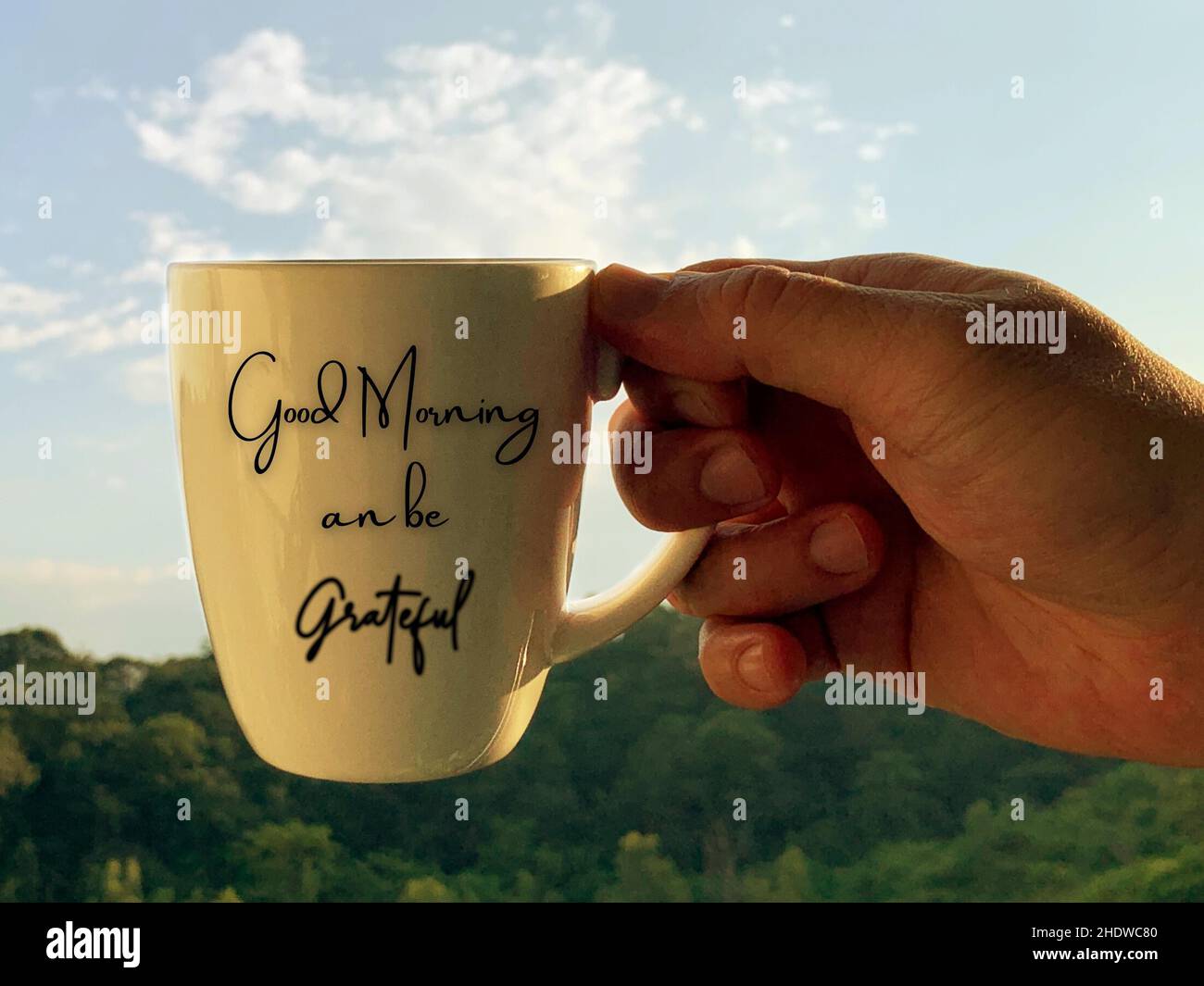 Buongiorno e un testo riconoscente sulla tazza di caffè. Concetto di mattina Foto Stock