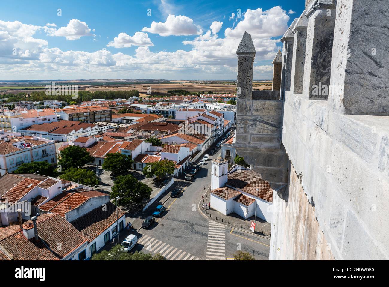 Vista dalla cima del castello di Beja sopra la città. Provincia di Alentejo, Portogallo. Foto Stock
