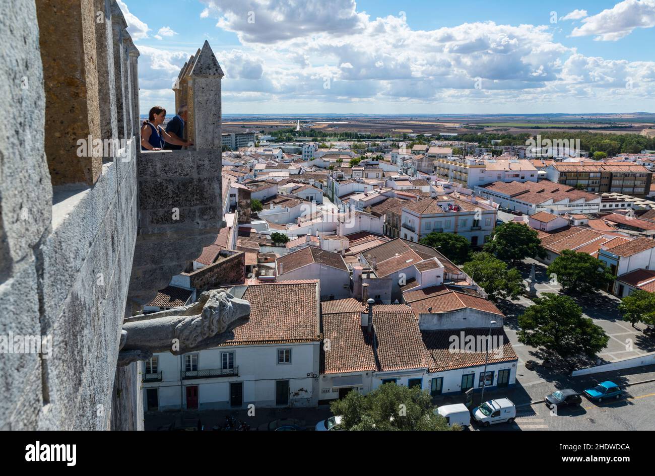 Due turisti che godono la panoramica dalla cima del castello di Beja sopra la città. Provincia di Alentejo, Portogallo. Foto Stock