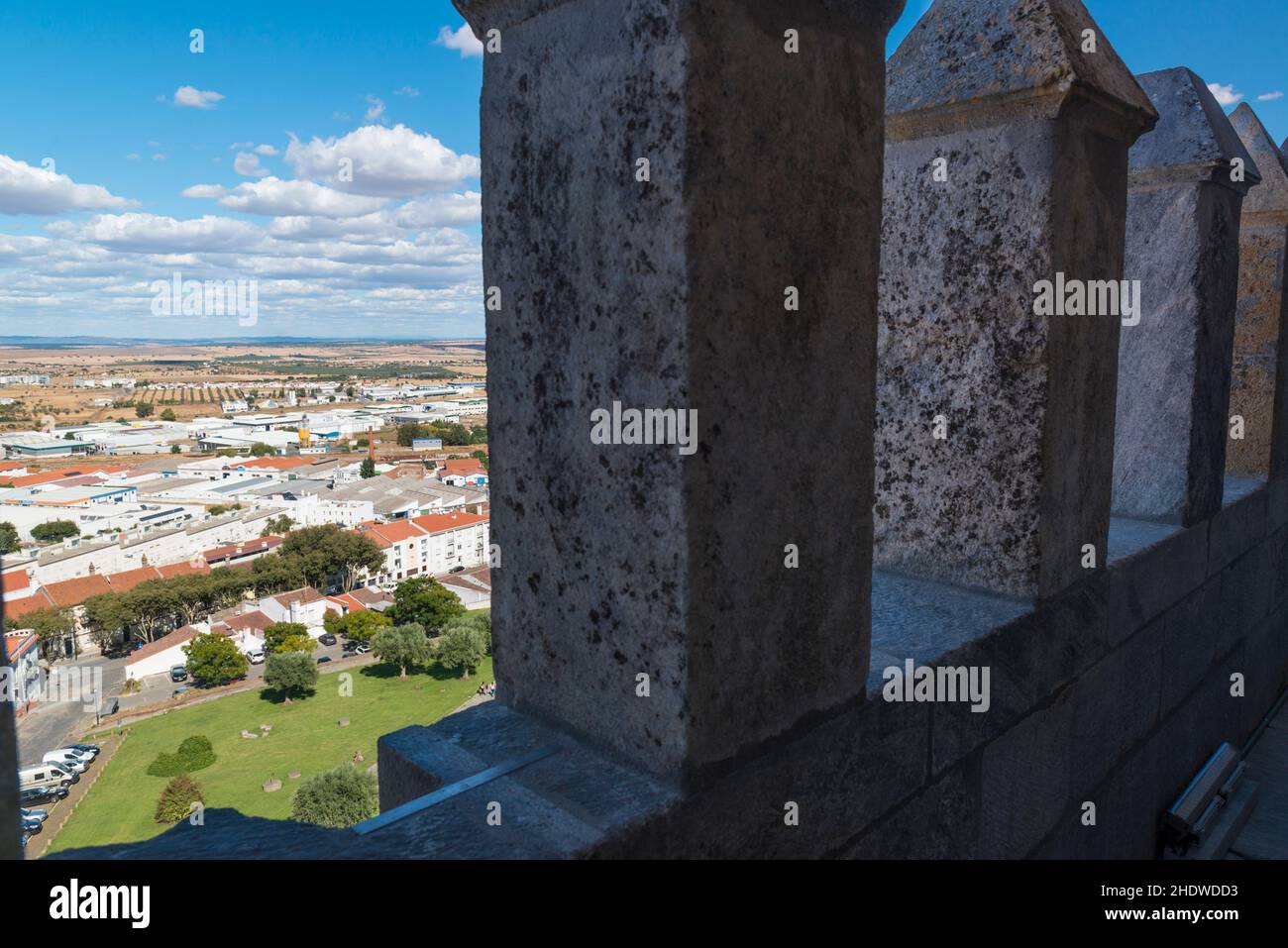 Vista dalla cima del castello di Beja sopra la città. Provincia di Alentejo, Portogallo. Foto Stock