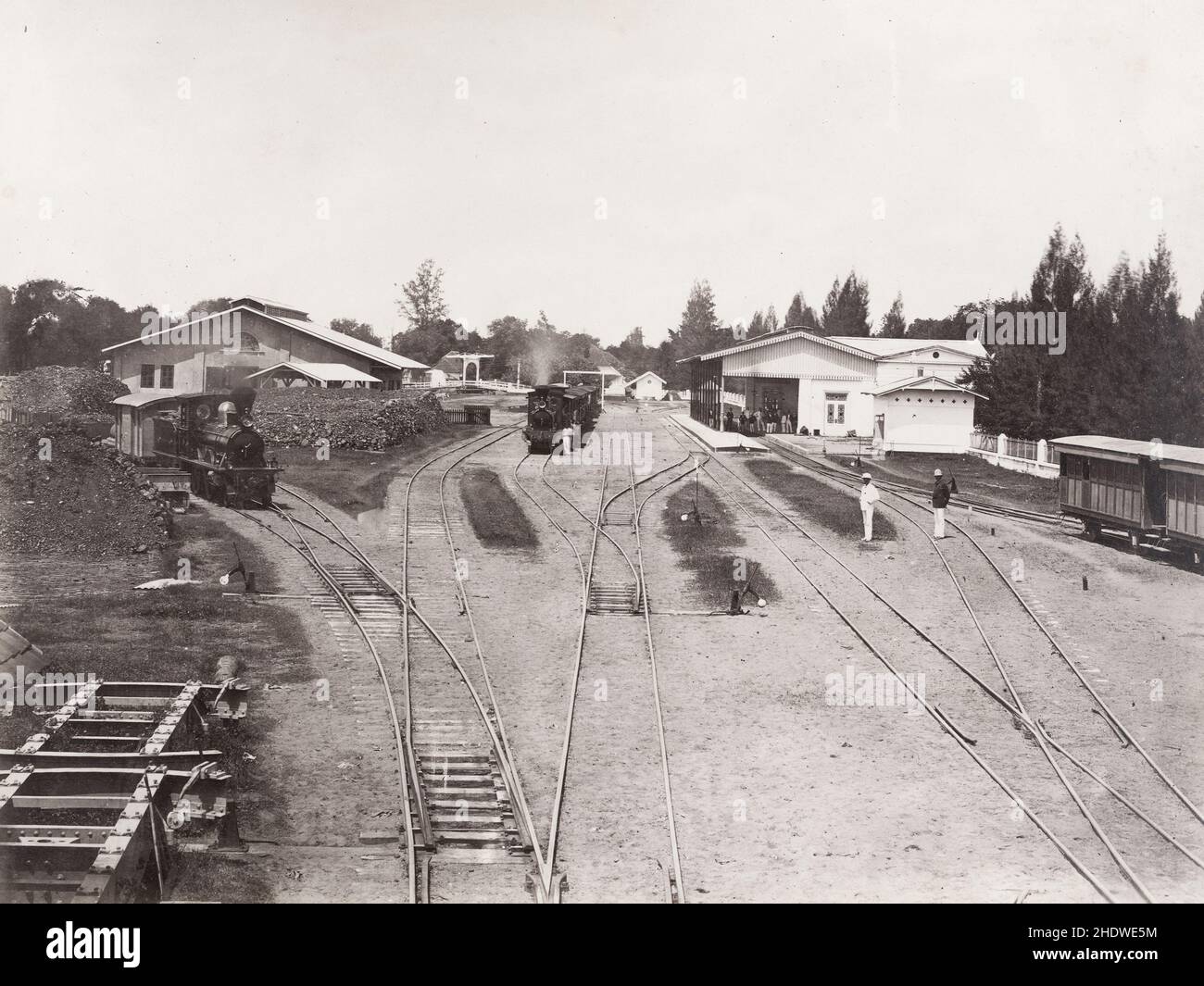 Fotografia d'epoca del 19th° secolo: Indie orientali olandesi, Indonesia: Treni e stazioni a ruscello, possibilmente Surabaya. Foto Stock