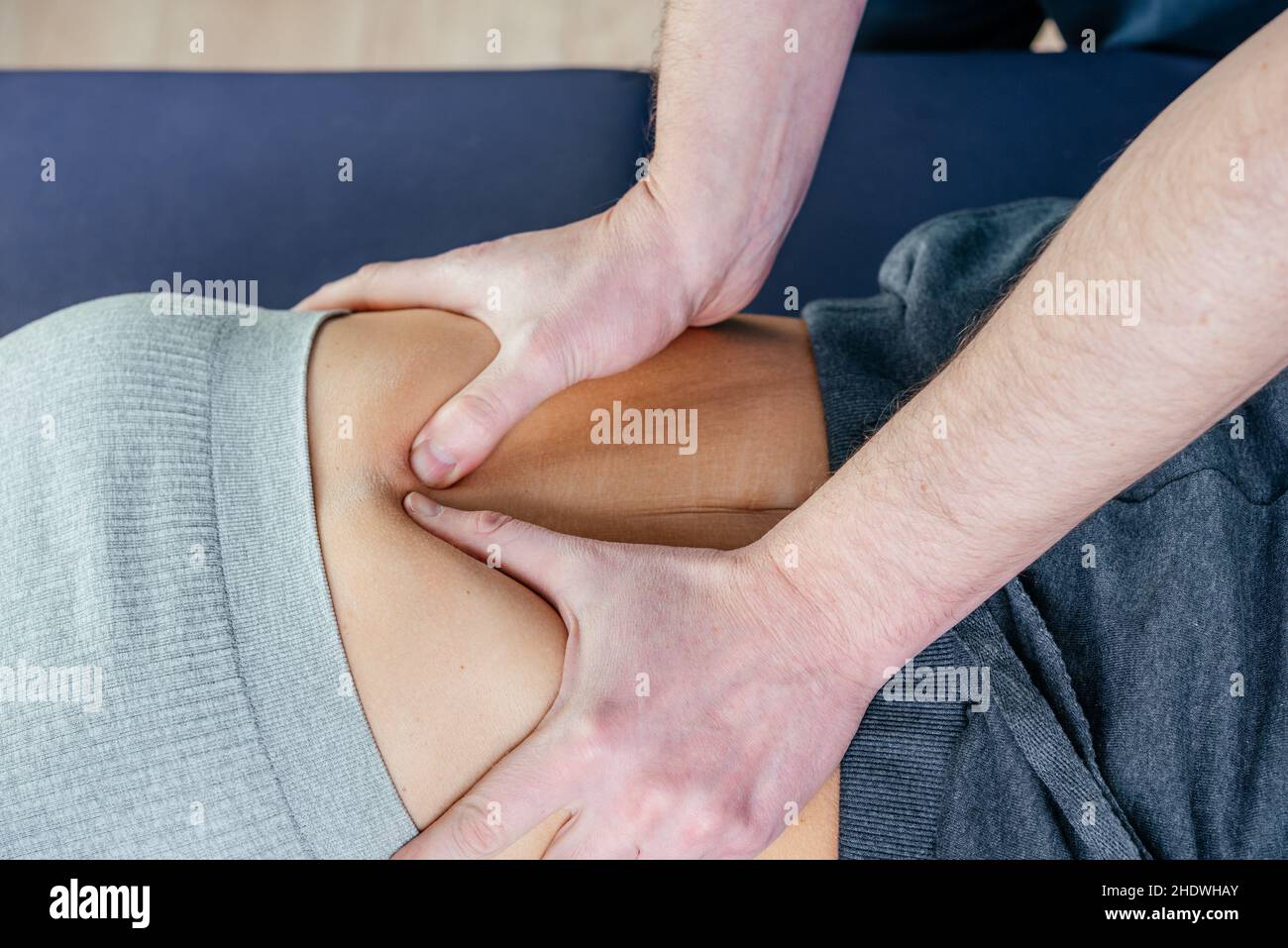 Diaframma chiropratico rilascio miofasciale, osteopata rilascio tensione nei muscoli del diaframma Foto Stock