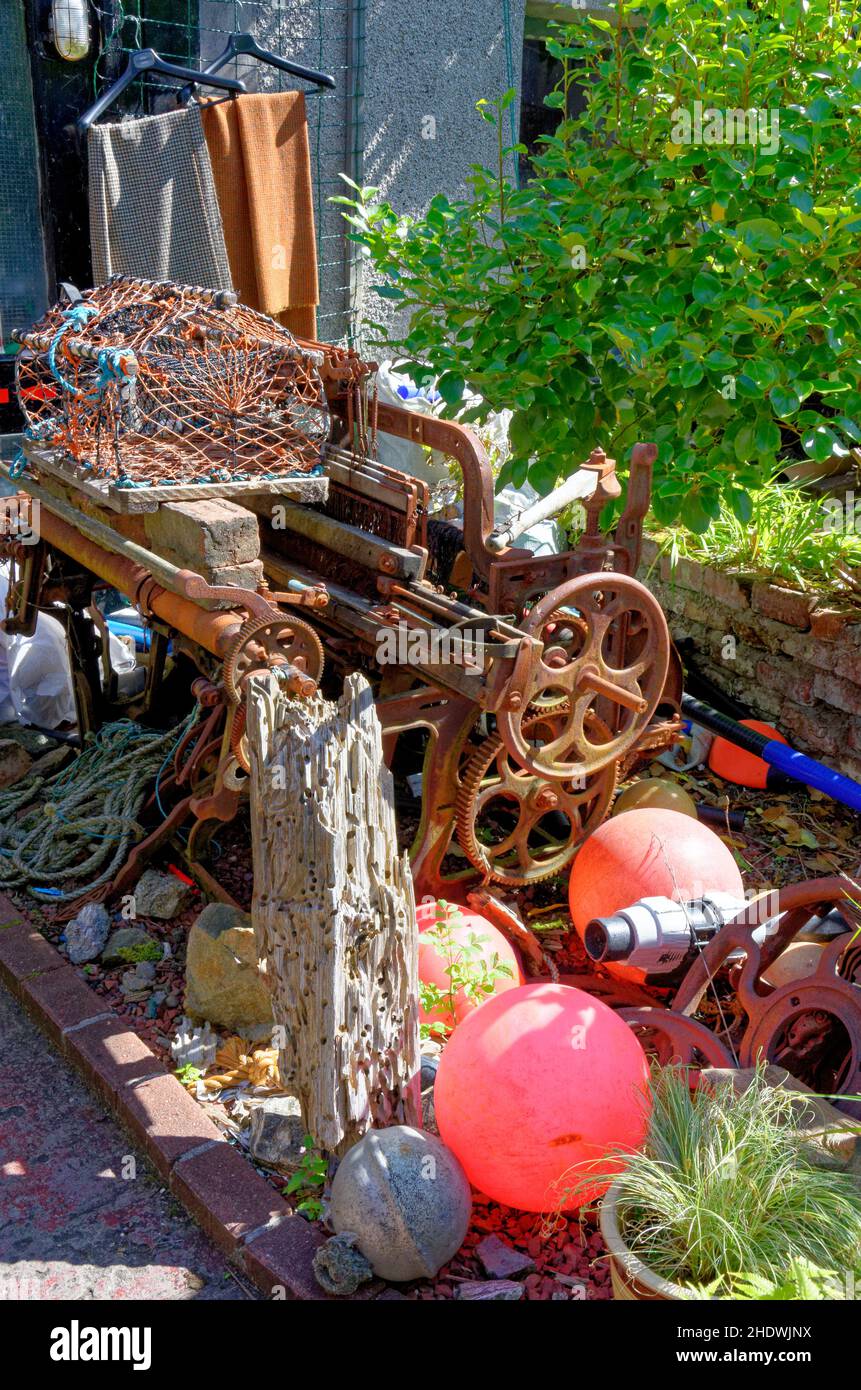 Rete da traino d'epoca - primo piano della trappola per la pesca dell'aragosta e del granchio - attrezzatura da pesca sul porto nel Regno Unito Foto Stock