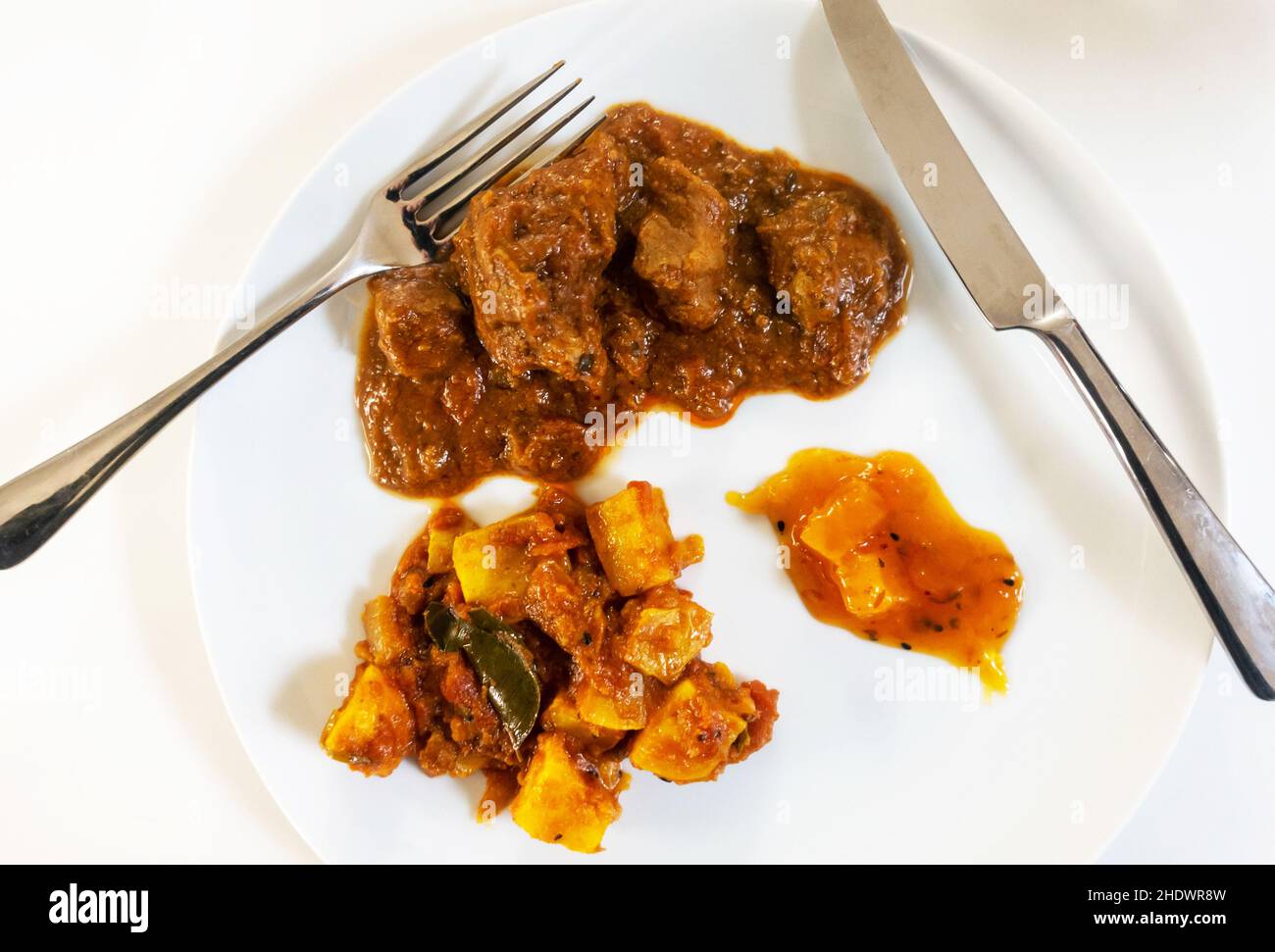 Agnello Rogan Josh con Bombay Alo e un piccolo Mango Chutney -- cucina indiana Foto Stock