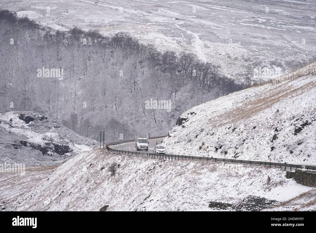I veicoli navigano sulla neve fresca caduta su A628 al passo Woodhead. Data foto: Venerdì 7 gennaio 2022. Foto Stock