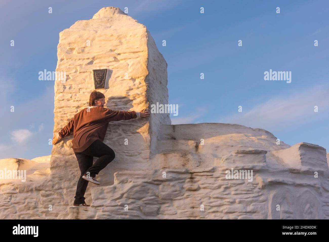 In occasione della festa nazionale della poesia poeti da tutta la Cornovaglia si sono riuniti presso l'iconico punto di riferimento Huers Hut a Newquay per eseguire le loro poesie da esso Foto Stock